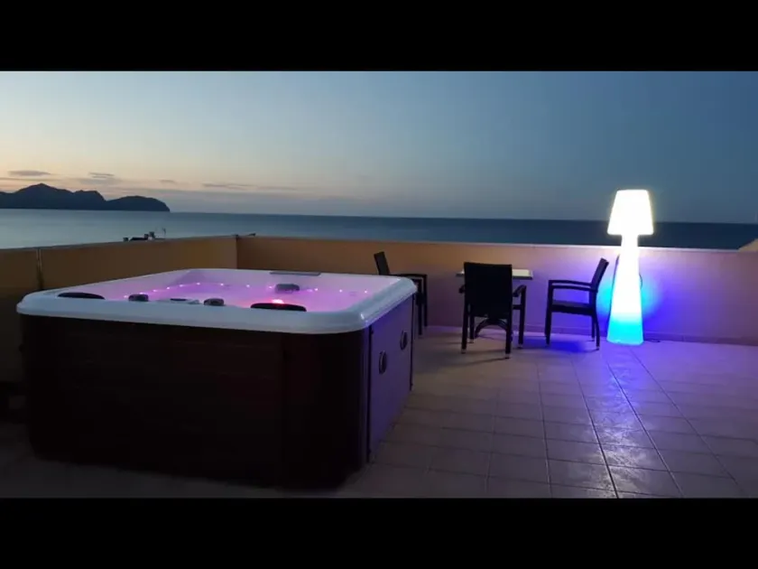 Nearby beach, good location for excursions - Image 1