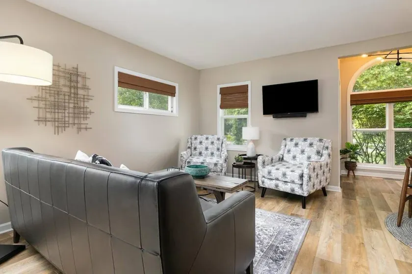 2min walk Downtown - Outdoor Patio - Pet Friendly - Image 1