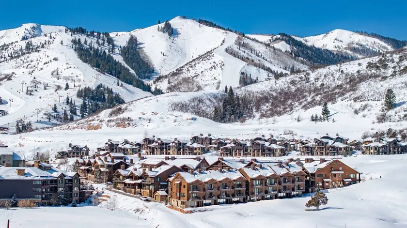 Walk to Skiing, Exceptional Juniper Landing 4 BR, Private Hot Tub, Golf Course Views, Outdoor Pool - Image 1