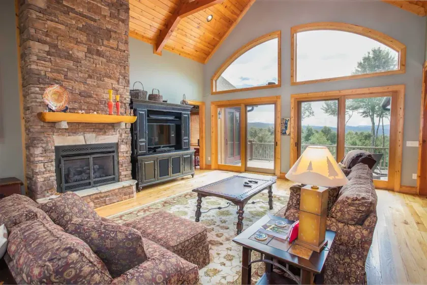 Mountainside Cabin in Luxury Community - Image 1