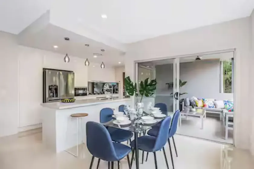 Park Avenue Luxe 1BR - 4km to City, Outdoor BBQ - Image 1