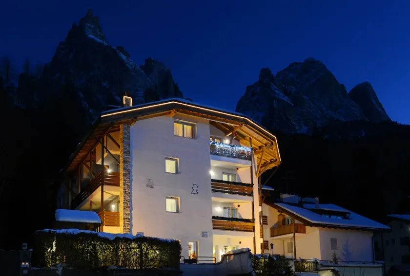 Alpin-Residence Amadeus ligger kun et stenkast fra svævebanen Alpe di Siusi - Image 1