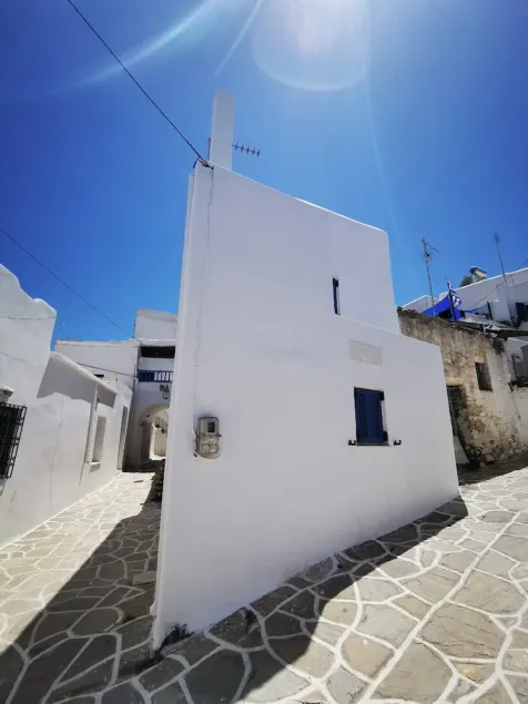 Charming White House Retreat with Balcony in Paros - Image 1