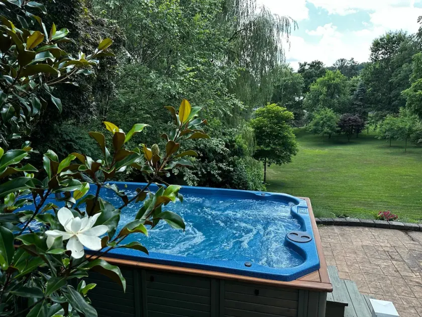 Cozy, 4 bedroom, 2 1/2 bath, Hot tub/Swim spa, 10 minutes to Hershey attractions - Image 1
