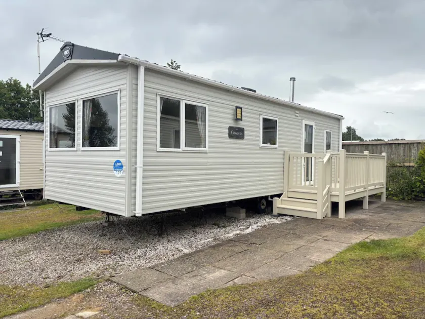 Caravan Sleeps 5 - Decking Parking Pet Friendly - Image 1