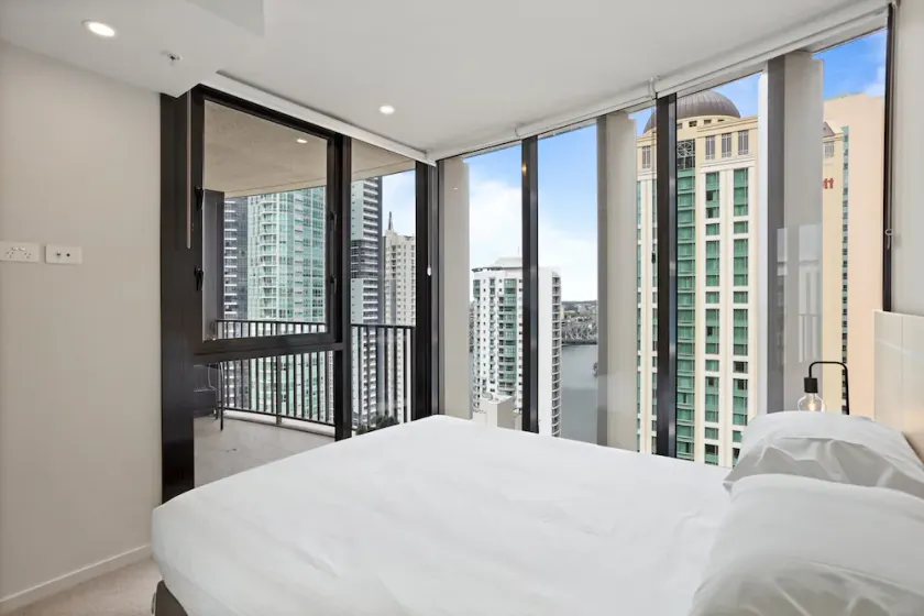Cosy 1-Bed with River Views, Pool, Gym  BBQ - Image 1