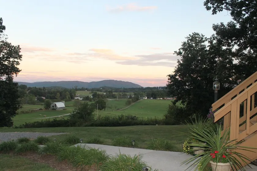 VT Football VT and Radford Graduation Rental - Peaceful and private setting - Image 1