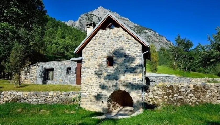 Self catering O Molín de L'Irués y A Ceresera for 4 people - Image 1