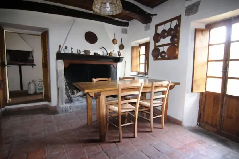 Ancient hus i landsbyen, i det grønne, udstyret med alt, til par eller familier på 5 - Image 1