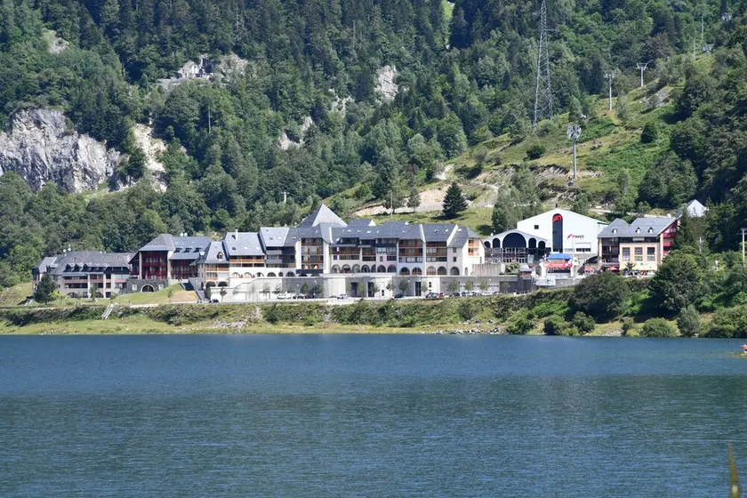 5-bed apartment with superb view of Lake Artouste - Image 1