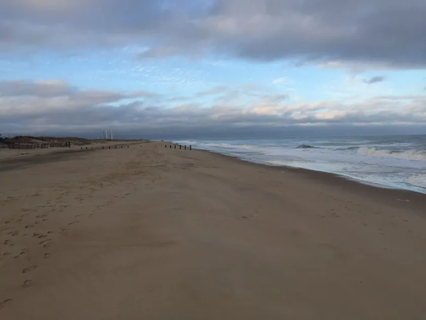Vacker lägenhet bara några steg från stranden, bukten och gemenskapens pool. - Image 1