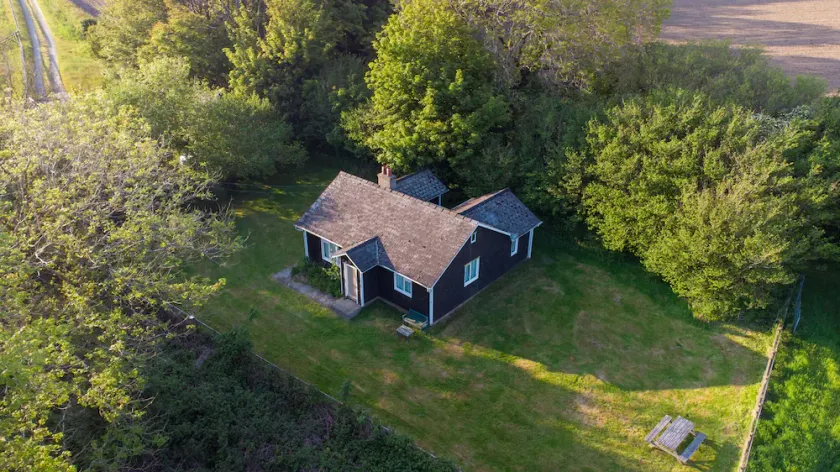 HENLLYS LODGE, pet friendly, with open fire in Newport, Pembrokeshire - Image 1