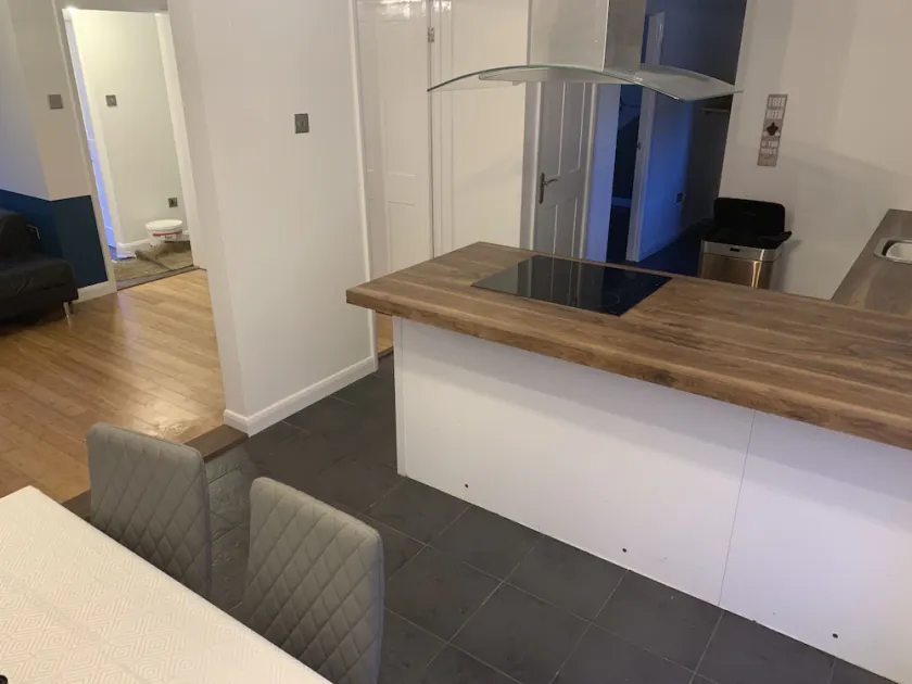 4 bed family home wifi, netflix, parking, close to wicksteed park - Image 1
