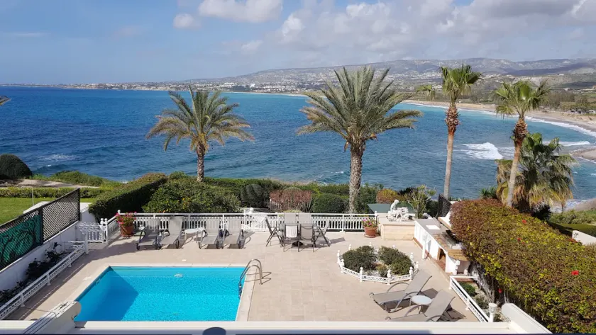Eine freistehende Luxusvilla am Meer mit beheiztem Pool & herrlichem Blick - Image 1