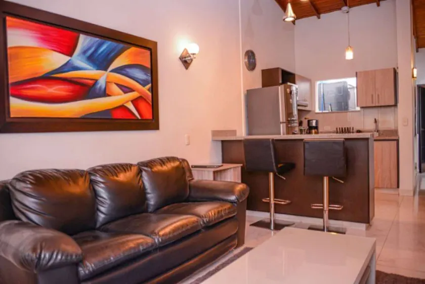 Gorgeous 3 bedroom with private Parking space AC - Image 1