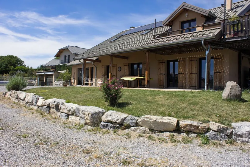 House between lake and mountains, close to resorts - Image 1