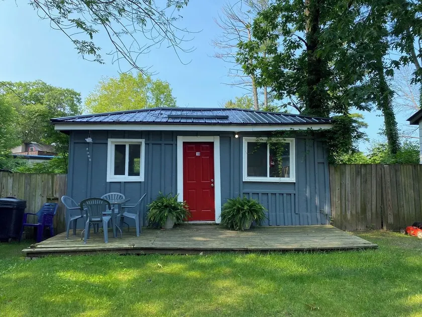 Cute Wasaga Beach Studio, short walk to the world's largest freshwater beach! - Image 1