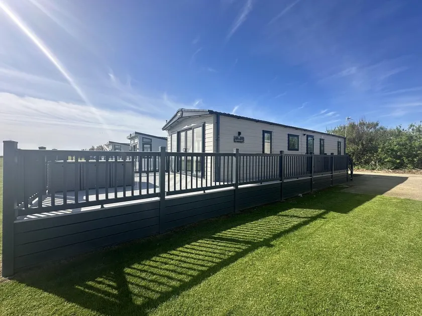 Luxury Lodge With Stunning Full Sea Views In Suffolk Ref 20234Bs - Image 1