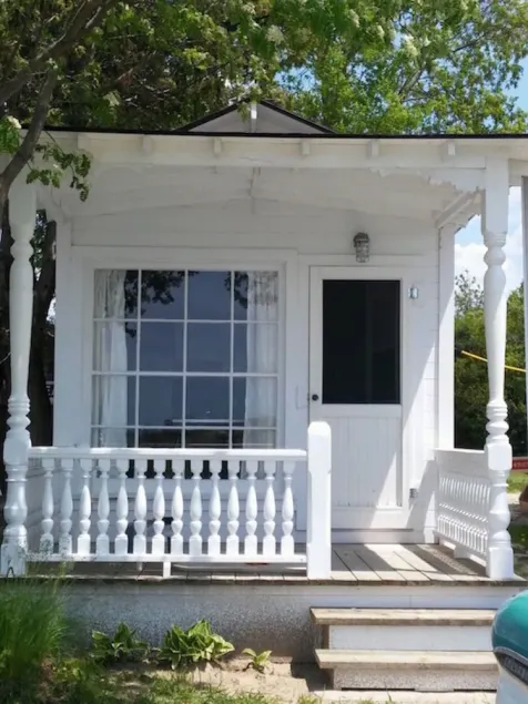 Waterfront, cozy, clean one bedroom, newly renovated cottage - Image 1