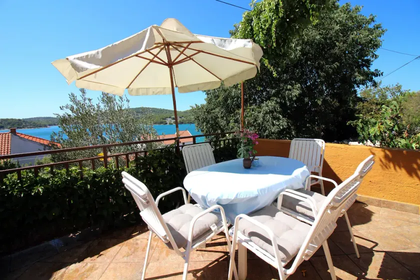 Apartamento para dos personas con terraza y vista al mar Tisno, Murter (A-5136-b) - Image 1