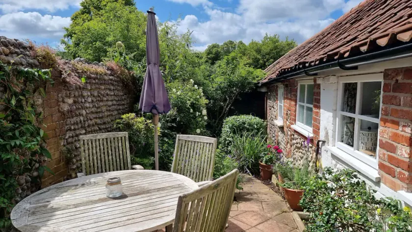 A self catering cottage that sleeps 4 guests  in 2 bedrooms - Image 1