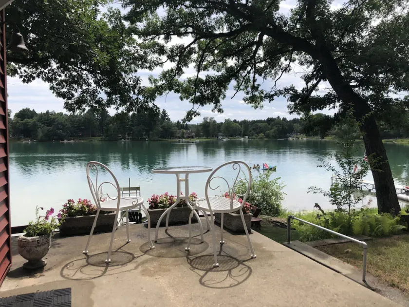 Peaceful Lake Home on Crystal Clear Water- Sunday to Sunday rental - Image 1