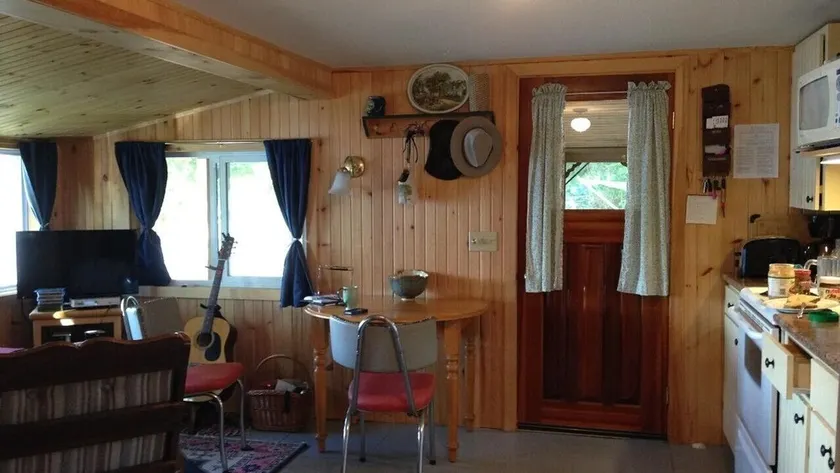 Cosy cabin steps from the lake - Image 1