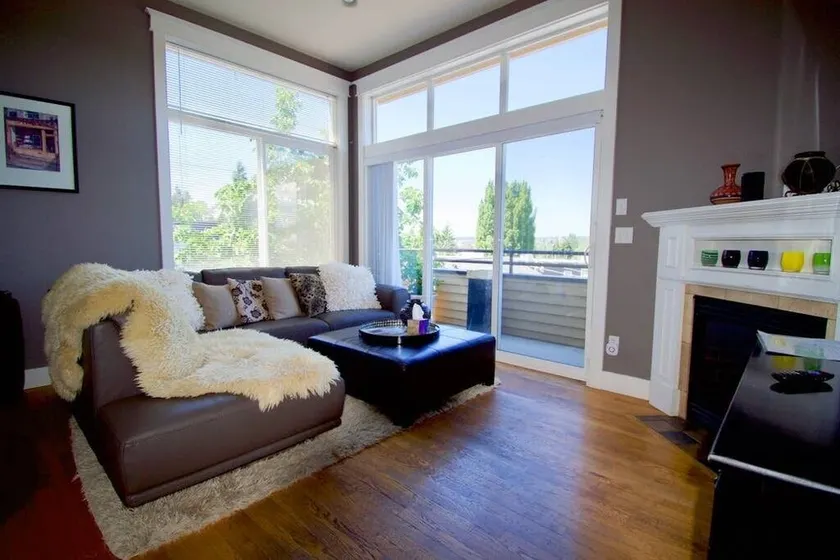 Elegant, airy and bright with vivid views over ship canal, Fremont and beyond. - Image 1