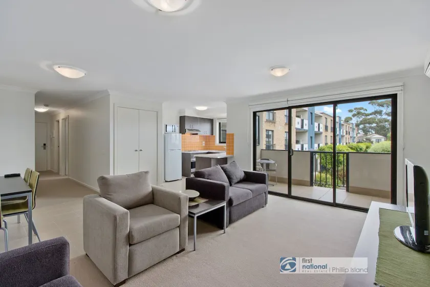 Central one bedroom unit, Thompson Ave Cowes, security entrance, no lift - Image 1