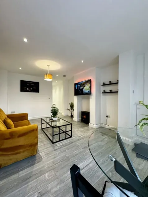 RNM - Business Contractor & Travellers Choice, Private Access & Entire Place, Kitchen & Washroom with amenities, Smart Tv, Easy Access, Fast WiFi, Parking Nearby, Great transport links - Image 1