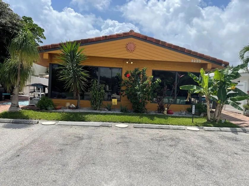 1/2 block from the beach/fully furnished - outdoor fitness center/free Wifi - Image 1