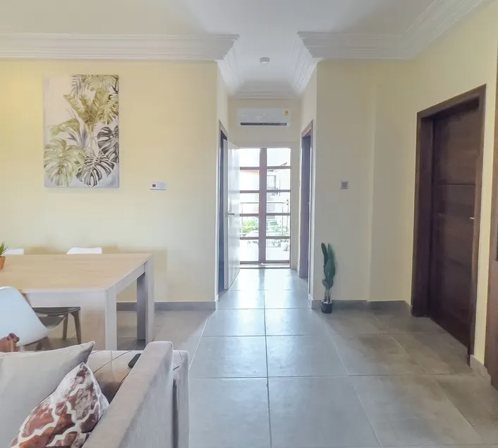 Cozy & Spacious 2BD APT w/QUEENbeds WIFI & Netflix East Legon - Image 1