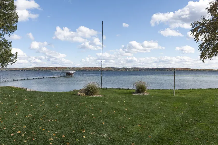 Bord de lac calme et privé avec fond sablonneux - Image 1