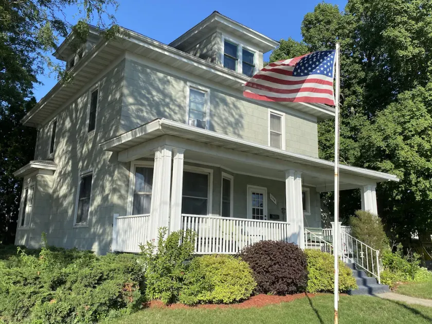 Large Home 5 min to Field of Dreams - Image 1