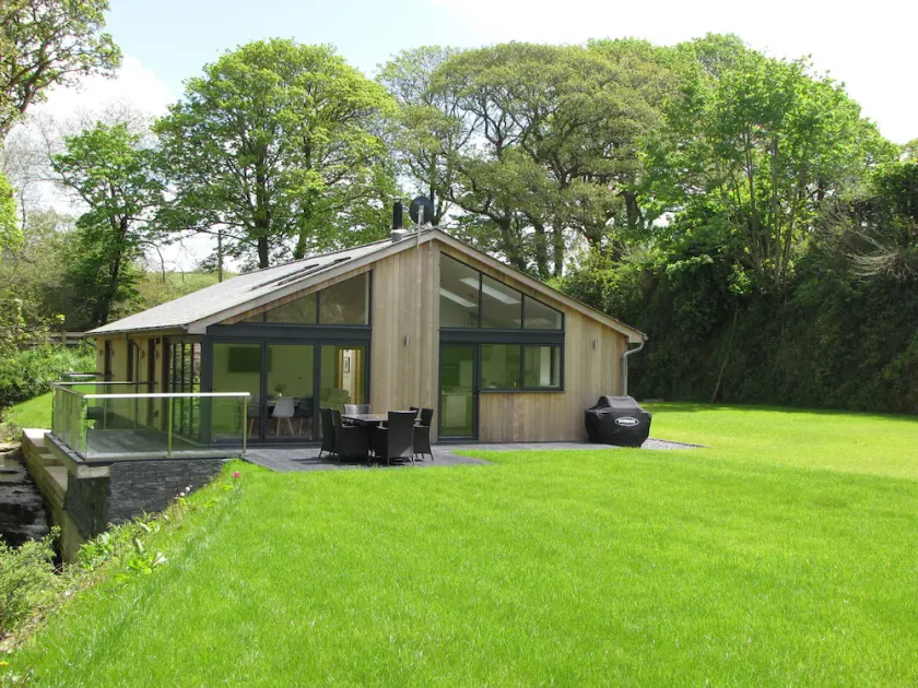 LUXURIOUS SINGLE STOREY DWELLING IN QUIET RURAL SETTING - Image 1