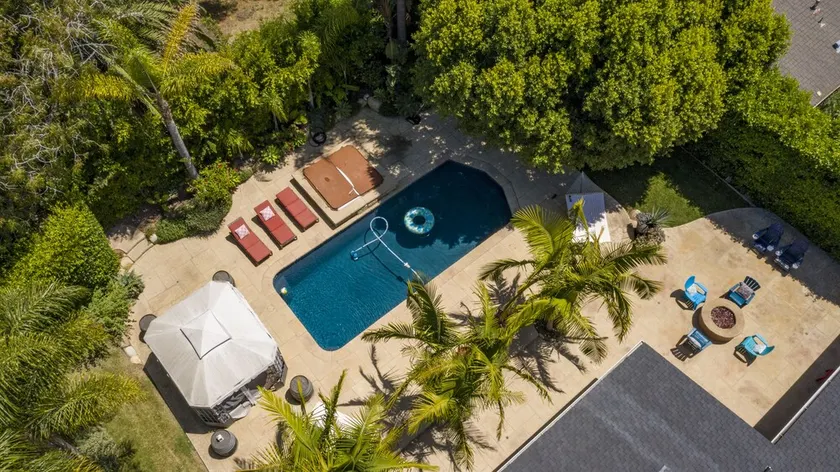 Tropical Villa. Pool & Hot Tub. 5 Minutes to Beach or Downtown! - Image 1