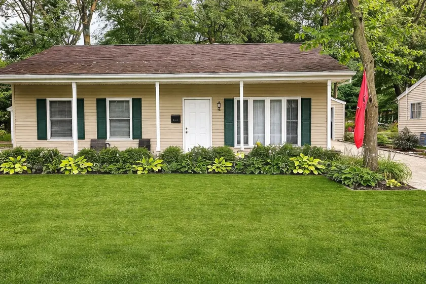 3 bedroom Ranch w/ EV Plug. Blocks From ISU - Image 1