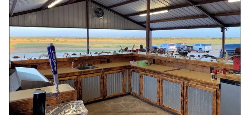 Rustic Texas Ranch Lodge Sleeps 45~Private Lake~Exotic Wildlife~Group Getaways - Image 1