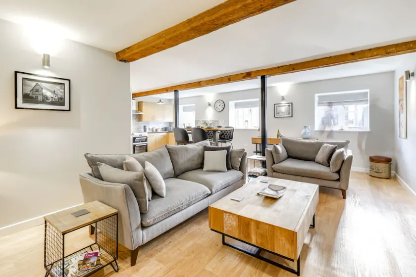 A unique 2 Bedroom Apartment with Cathedral views. - Image 1