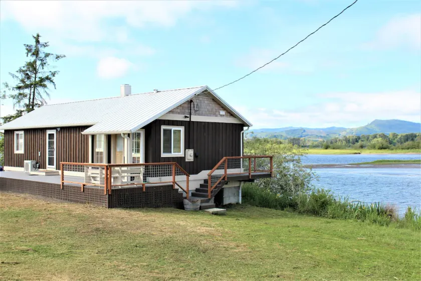 Dog Friendly Puget Island Home on the Columbia River. Secure Private Moorage!! - Image 1