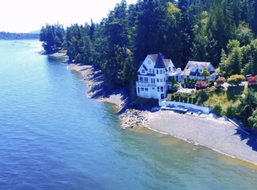 Waterfront Castle on the beach with hot tub on 1.58 Acres at downtown Chemainus - Image 1
