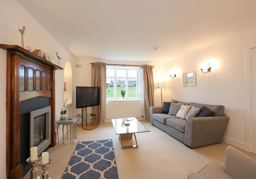 Two bed period cottage in Gullane sleeping up to 4 guests. - Image 1