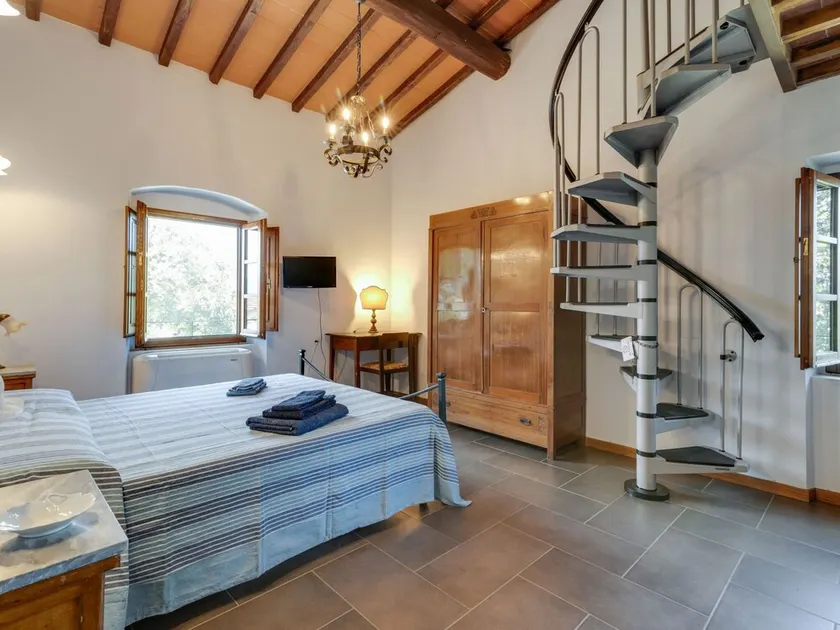 Tranquil Farmhouse in Terranova Bracciolini near Nightlife - Image 1