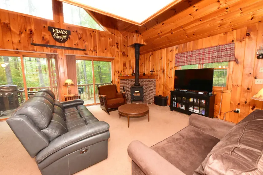 3 Bedroom, 2 Bath Pet Friendly Rental with Sleeping for 10 People - Image 1