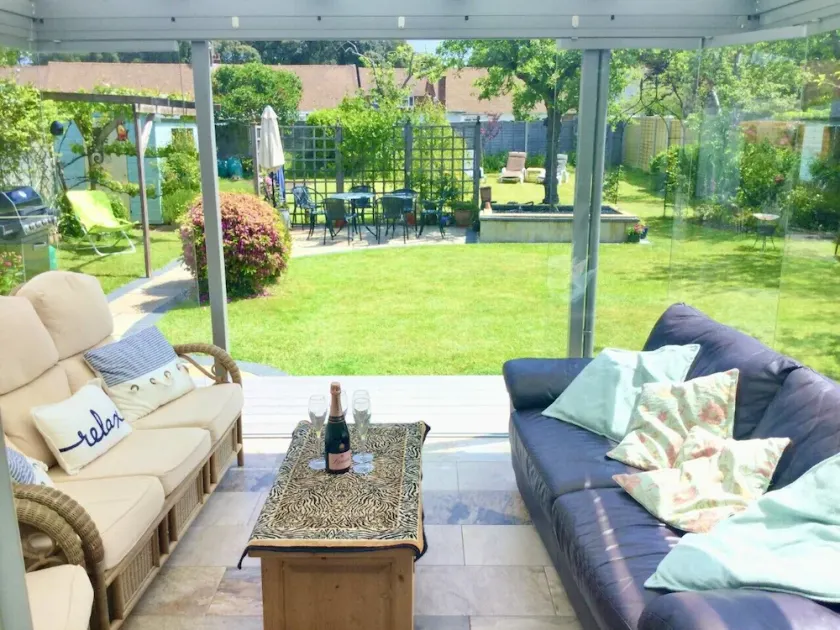4 bedroom, 3 bath, walk to the beach, golf, shops, pubs. New Forest 3 miles.  - Image 1