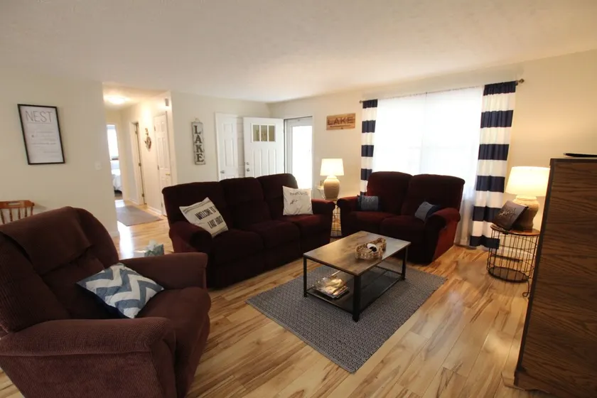 Comfortable lake living, pool access, 3 miles to marina - Image 1