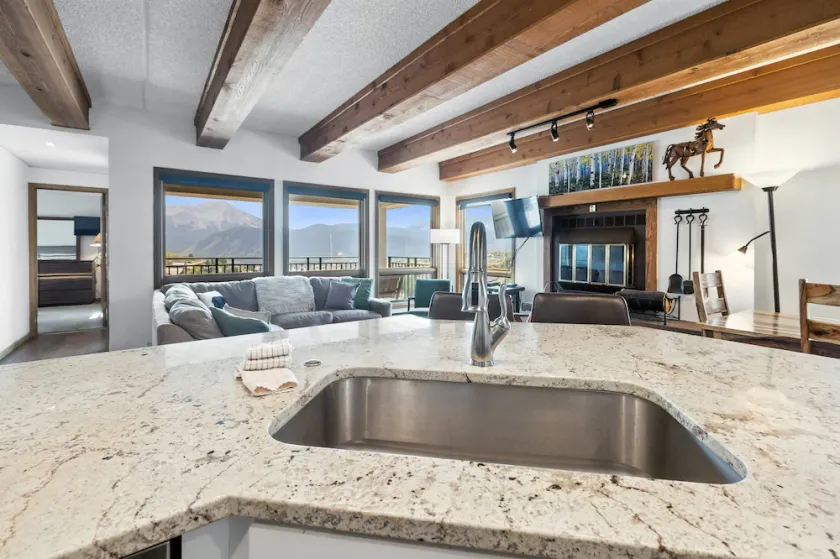 Great for Families 3 bed 3 bath Plaza Condo - Image 1