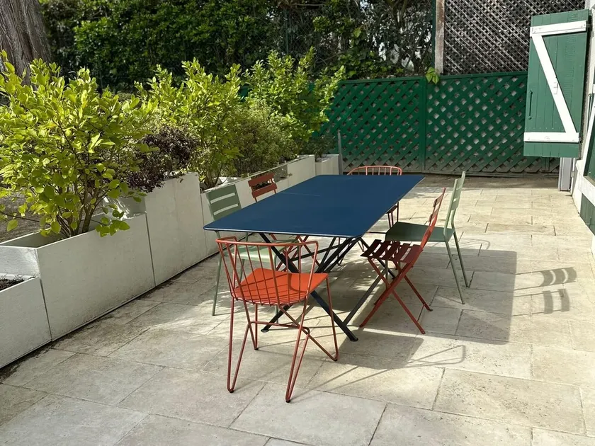 Spacious cocoon with garden near the sea - Image 1