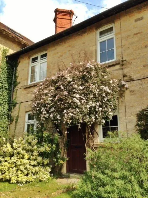 Wunderschöne 2 Schlafzimmer Landhaus mit schönem Garten Views & Great Location - Image 1
