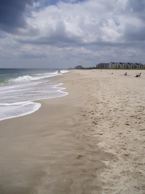 Downstairs unit of House. 3 blocks from Beach and Club, in a great little town. - Image 1